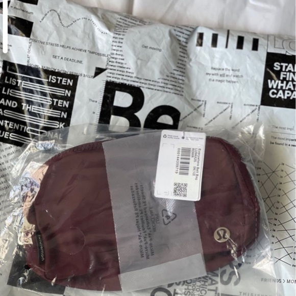 Lululemon everywhere belt Bag NWT - Picture 5 of 5